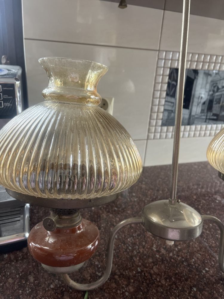 Lampa naftowa ze szklanym żebrowam bursztynowym kloszem