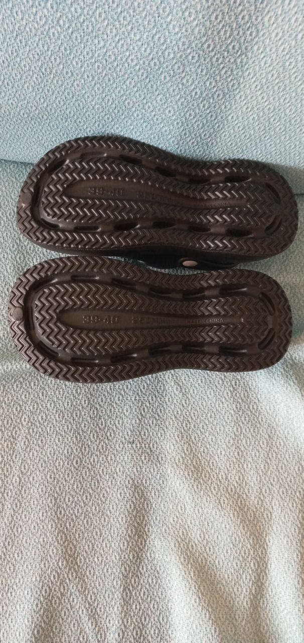 Босоніжки нові, чорні (по типу Crocs), 37-38р