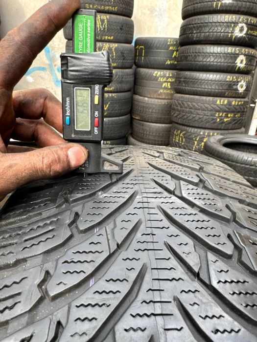 225.60.R17- Nokian