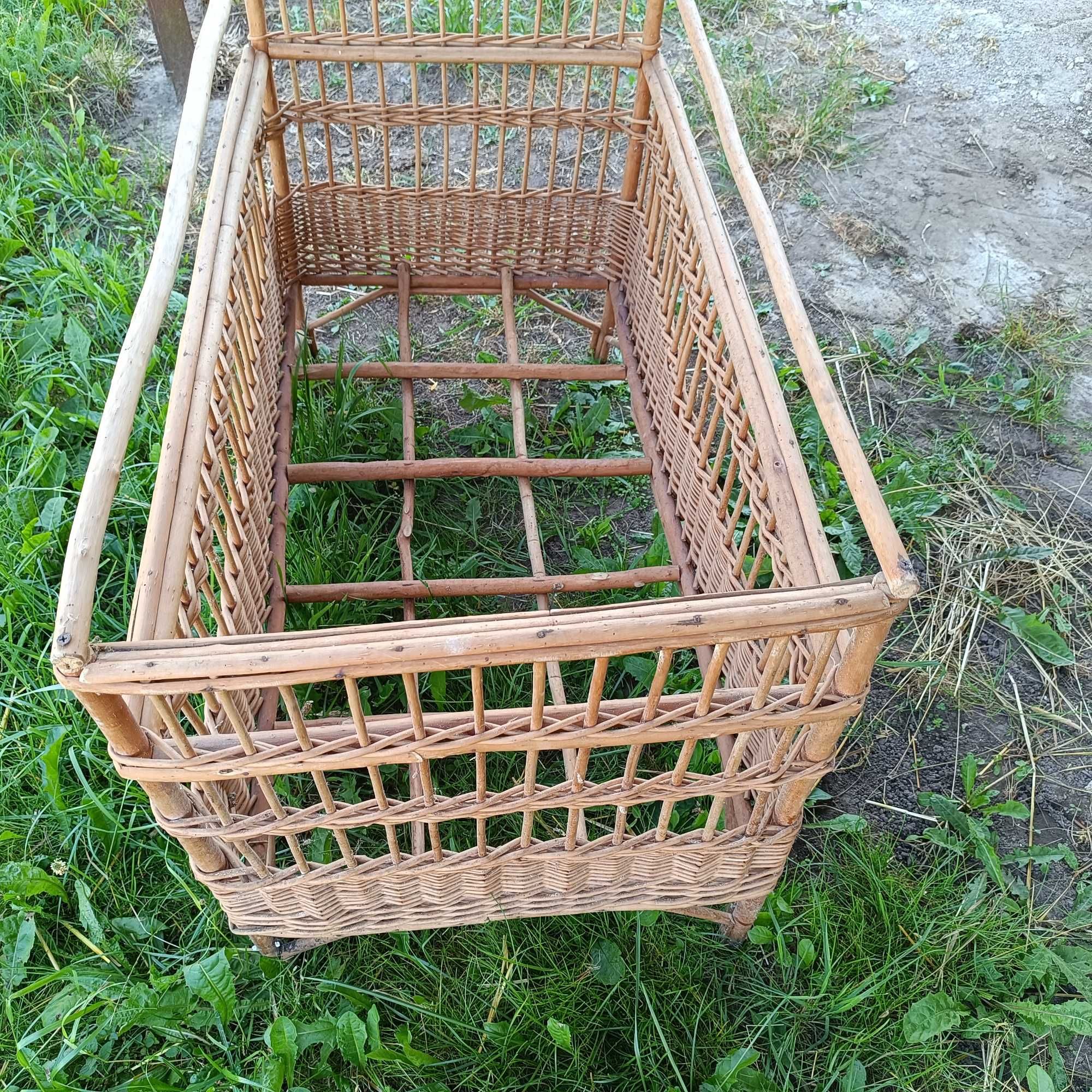 Kołyska wiklinowa dla dziecka retro