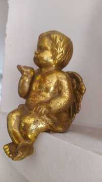 Aniołek siedzący gliniany malowany, złocony, ok. 15 cm,