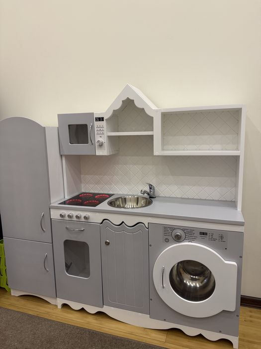 Дитяча деревяна кухня