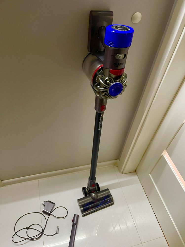 Odkurzacz Dyson V 8 Total clean , oryginalna ładowarka , bateria