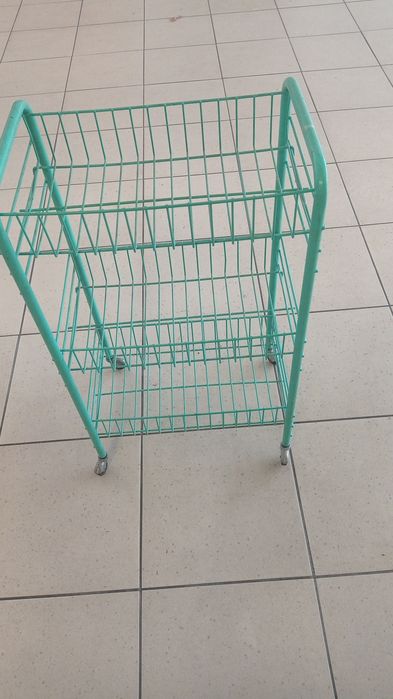 Metalowy mały regał na kółkach