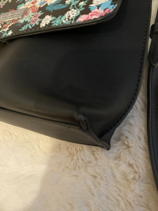 Czarna torebka w kwiaty