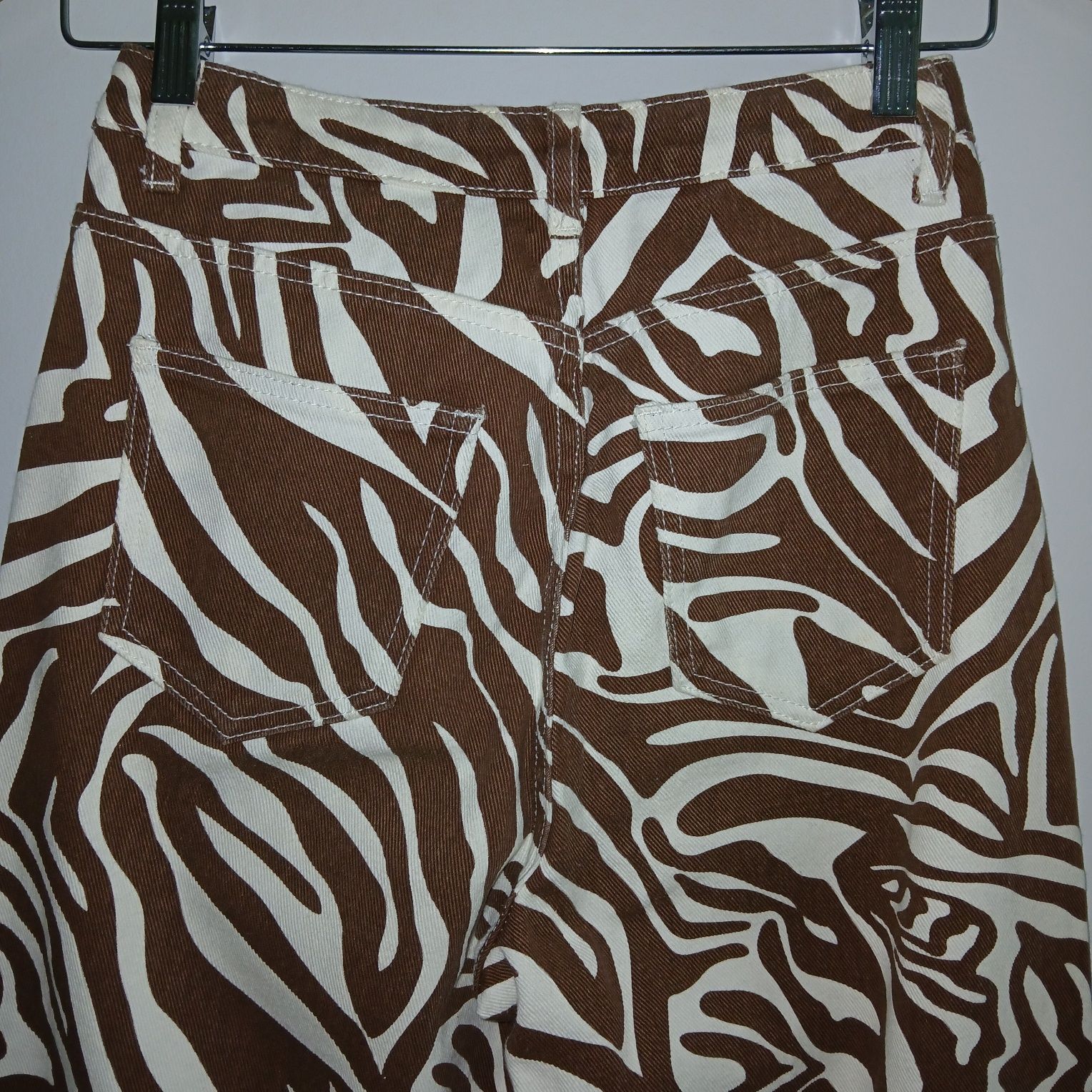 Calças wide-leg com padrão zebra branco e castanho
