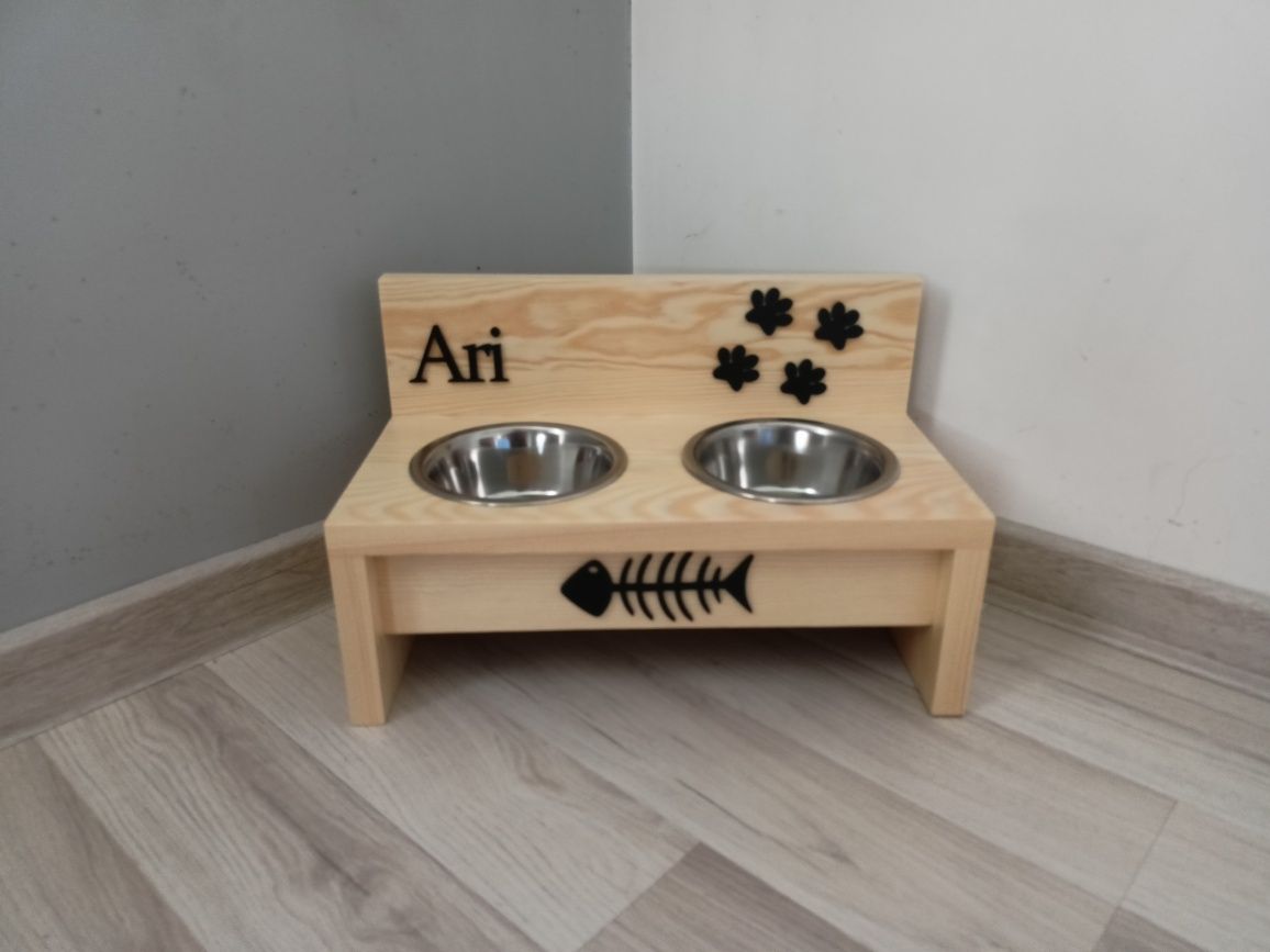 Personalizowany bufet stojak drewniany z miskami dla psa