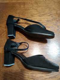 Czarne buty damskie zapinane na kostce