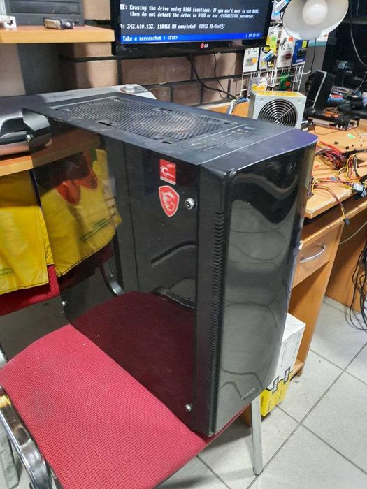 Корпус Vinga полноразмерный ATX 6 вентиляторов. Бок прозрачный.