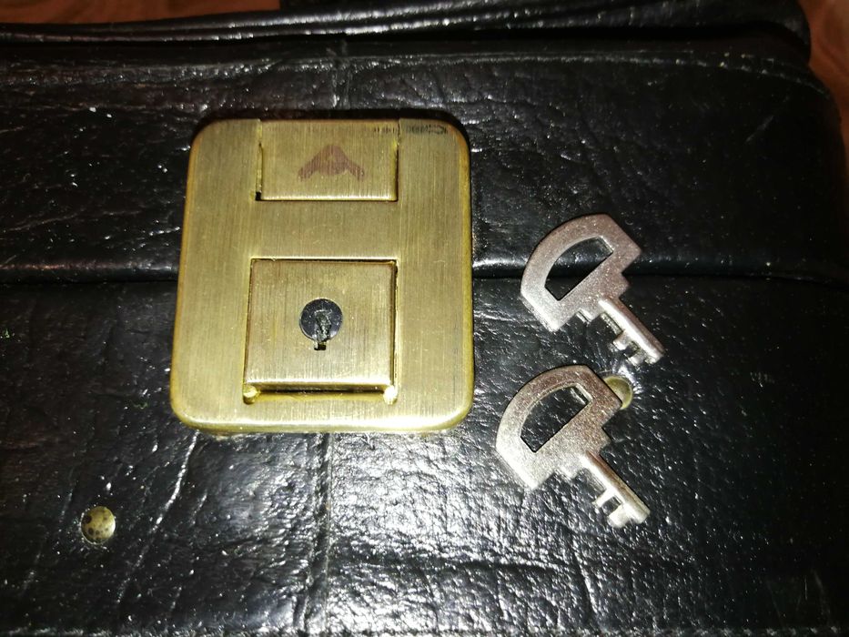 Чорна шкіряна  валіза