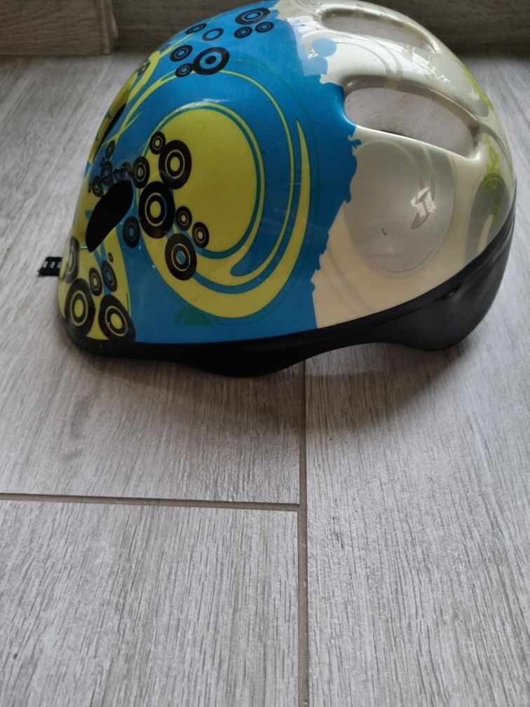 Kask rowerowy uniwersalny.