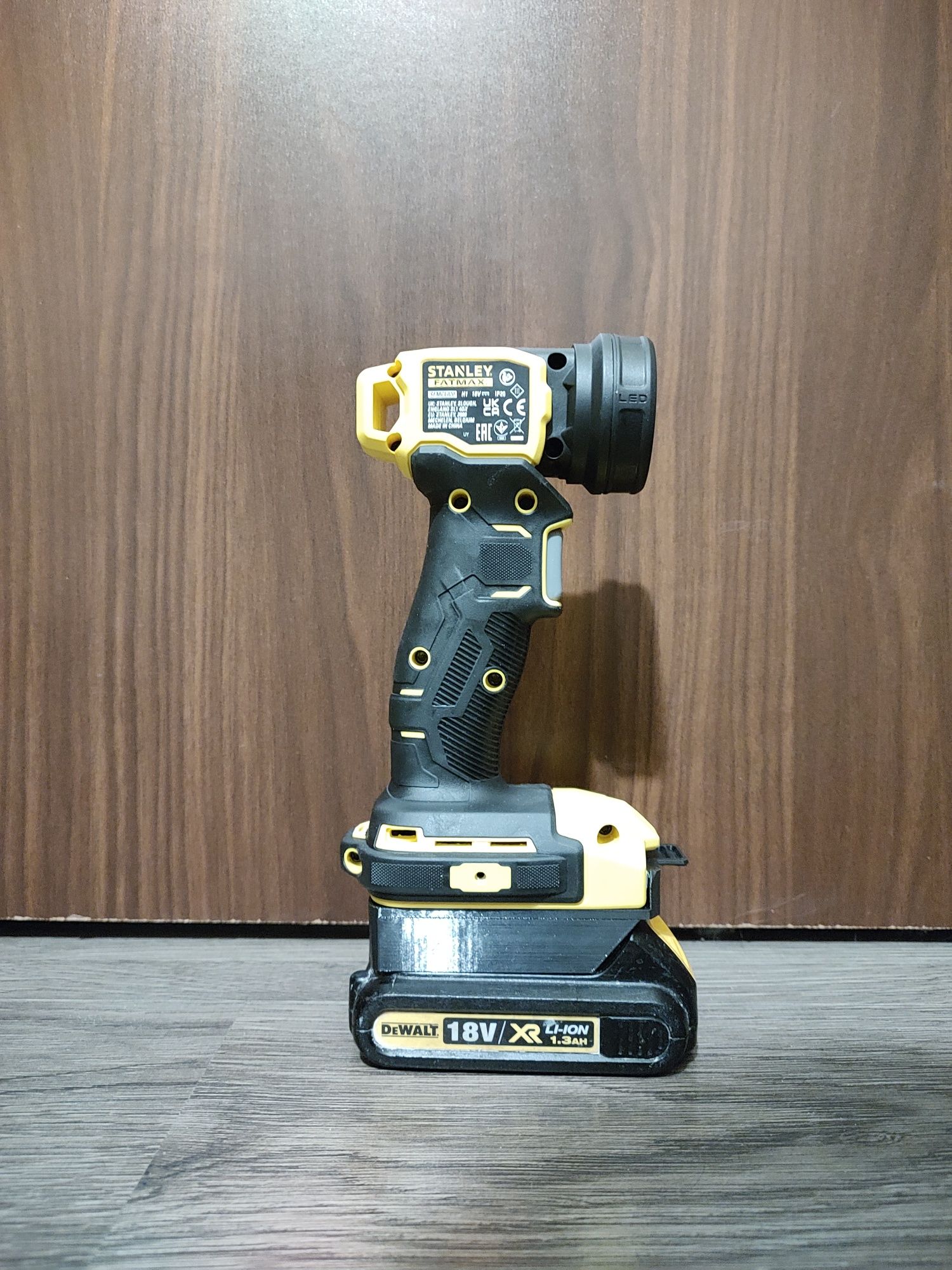 Adapter Stanley Fatmax V20 na baterie DeWalt XR18