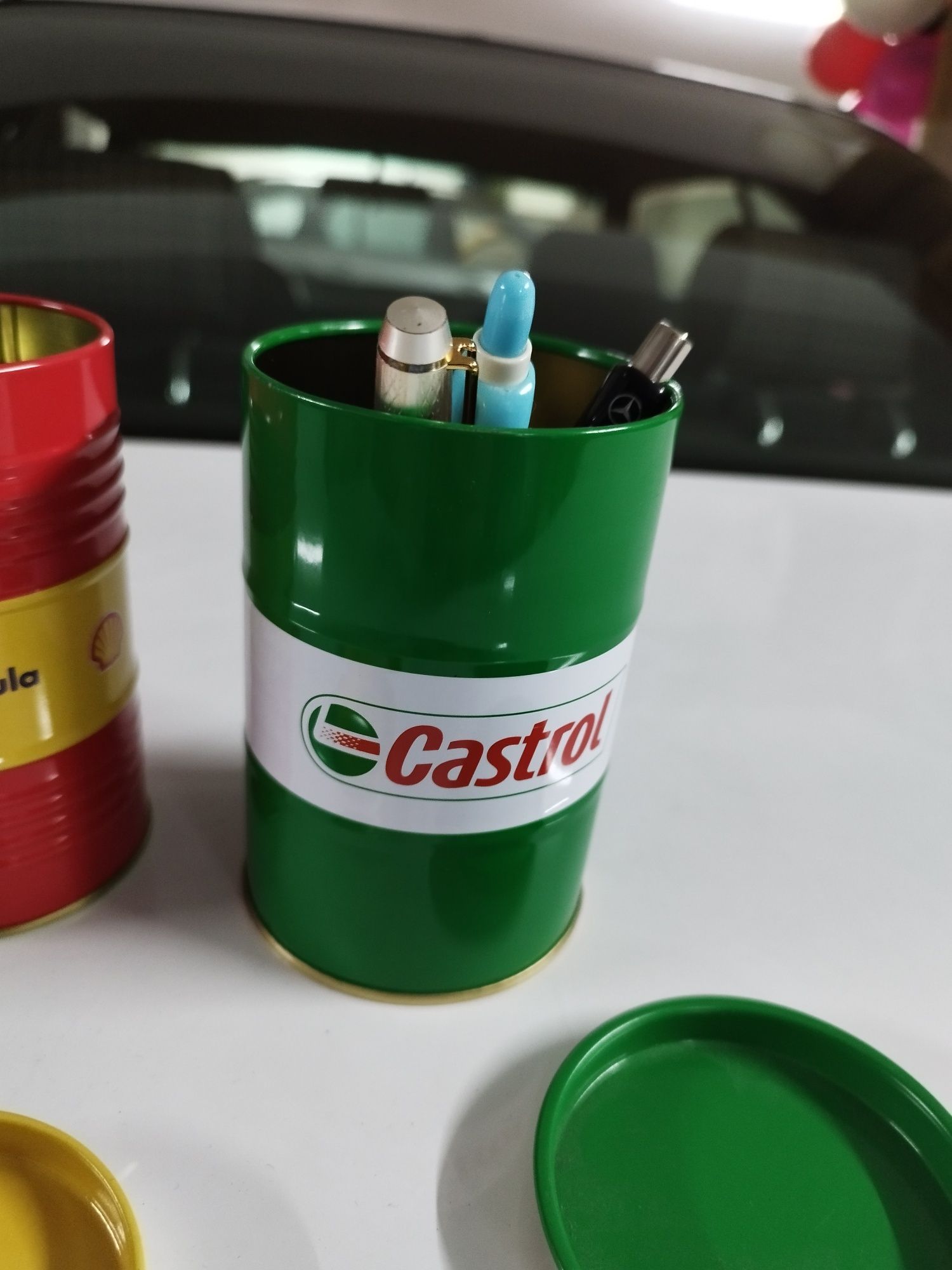 Latas Shell e Castrol