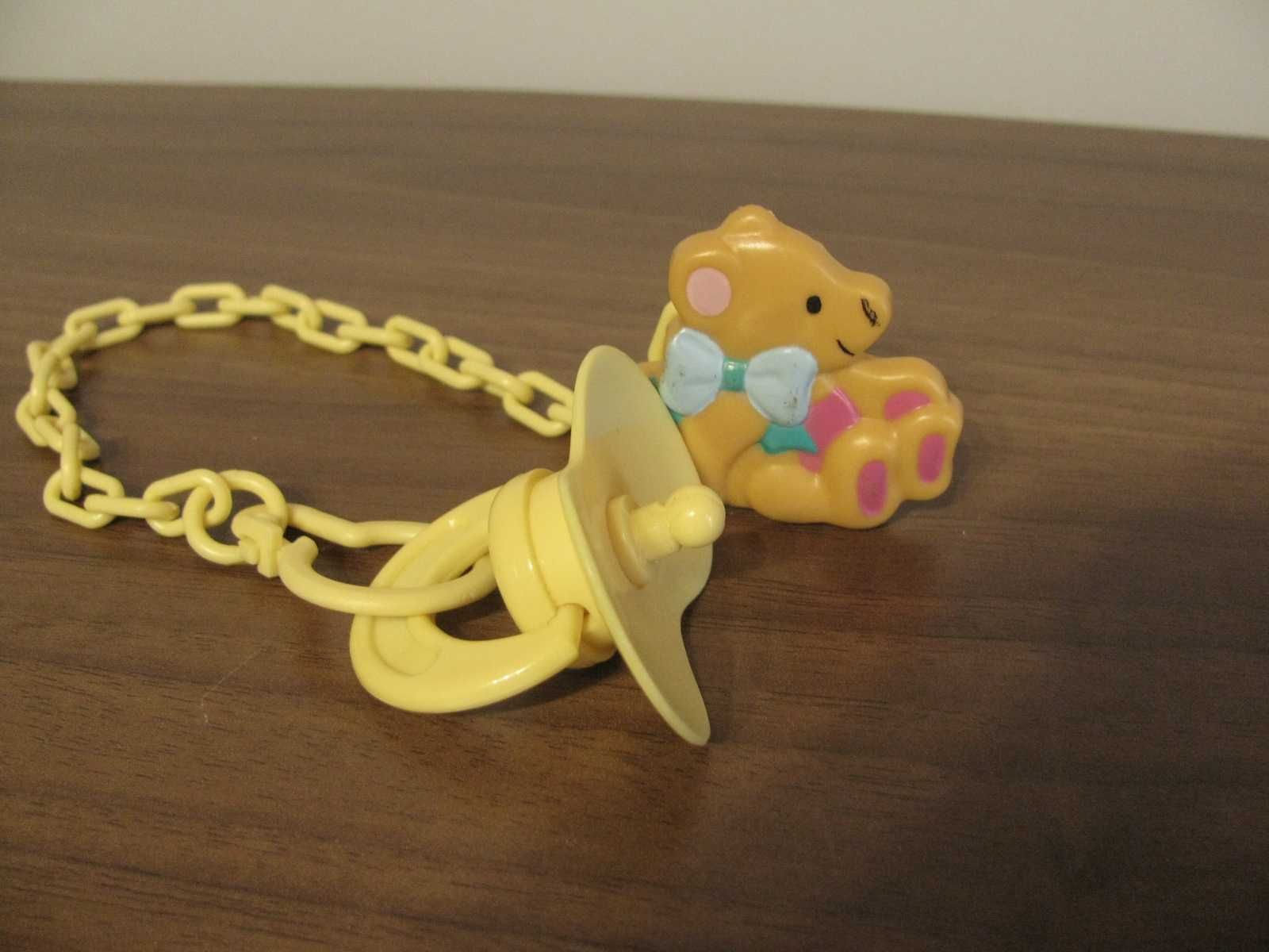 Smoczek z przywieszką Misiem Chou Chou - Zapf Creation