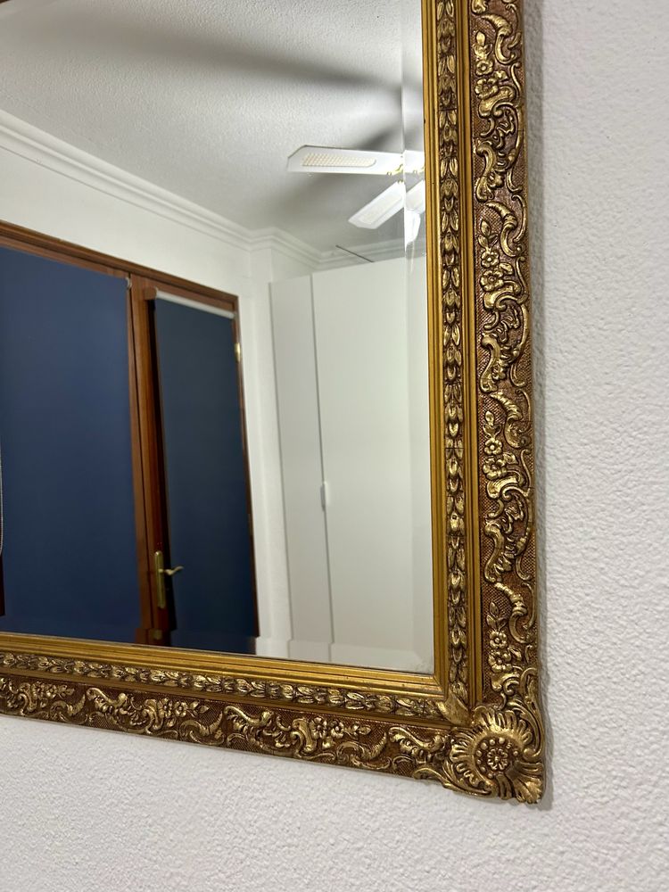 Lindíssimo espelho com moldura em talha dourada