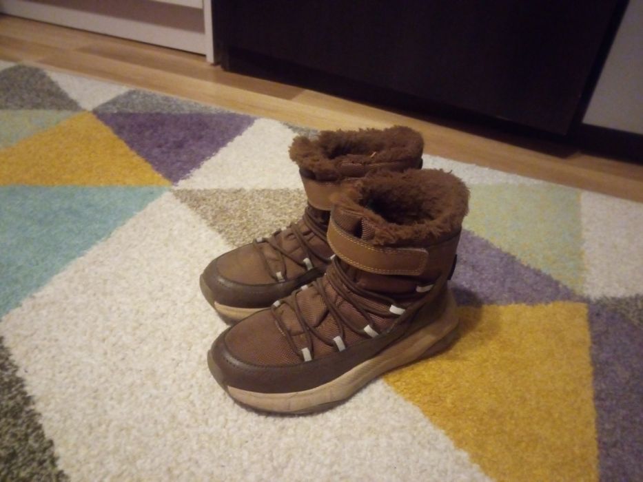 Buty zimowe dla chłopczyka.