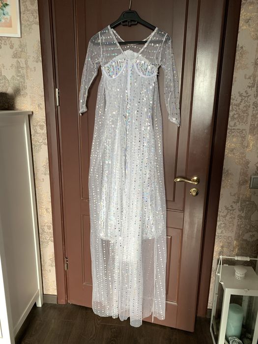 Плаття принцеси з паєтками і шлейфом