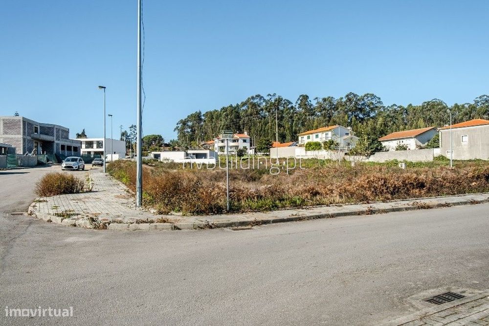 Lote com 950m2 localizado junto da estrada nacional em Perelhal, Barce