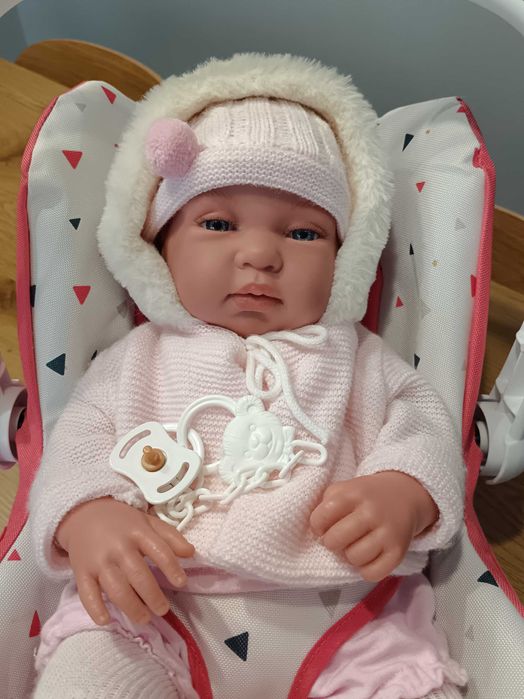 Lalka Llorens z fotelikiem  samochodowy