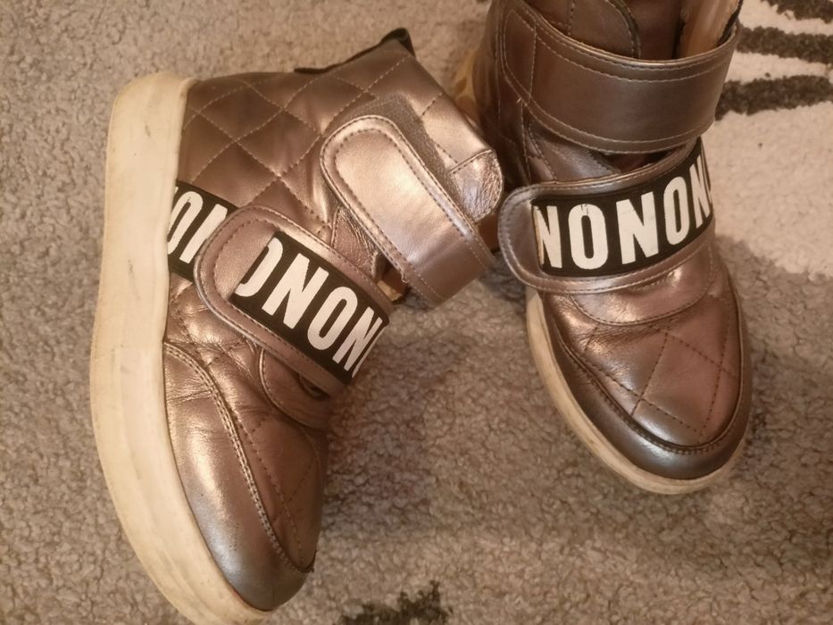 Metaliczne szare buty jesienno zimowe