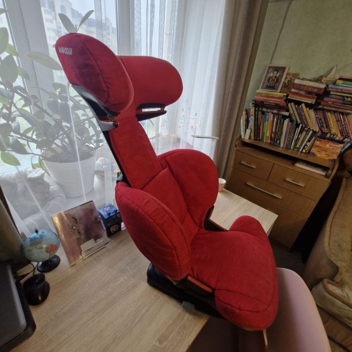 Дитяче автокрісло Maxi-Cosi 15–36 кг — у відмінному стані