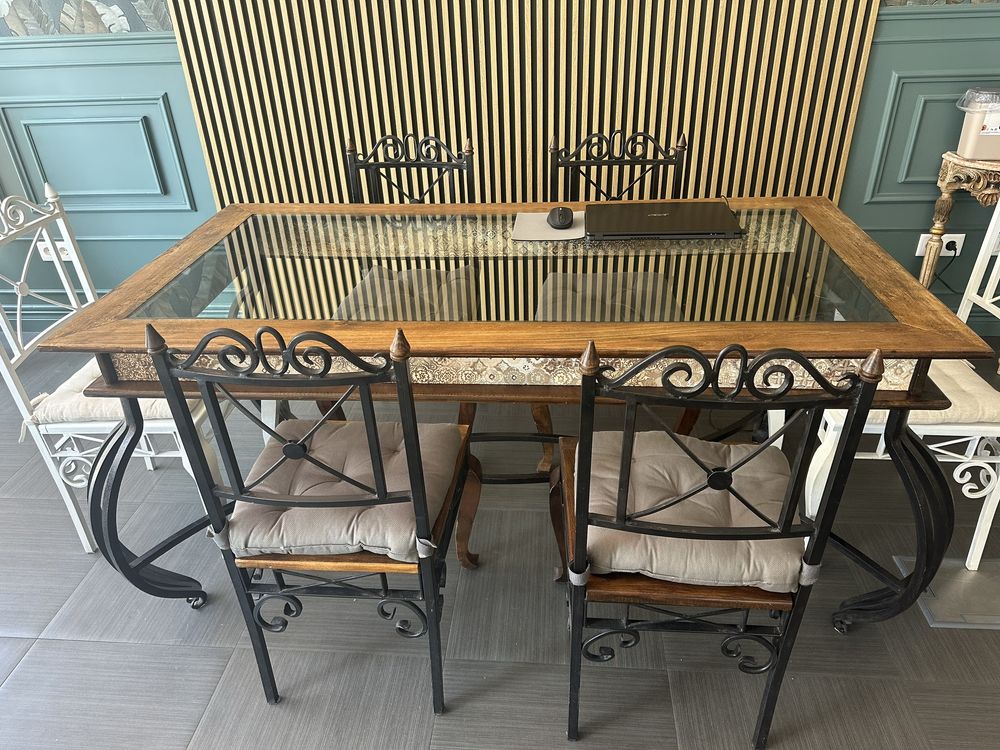 Mesa com  6 cadeiras .