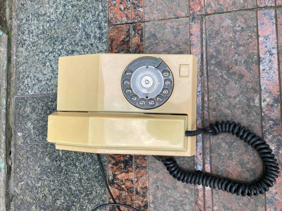 стаціонарний ретро телефон з ротаційним набором