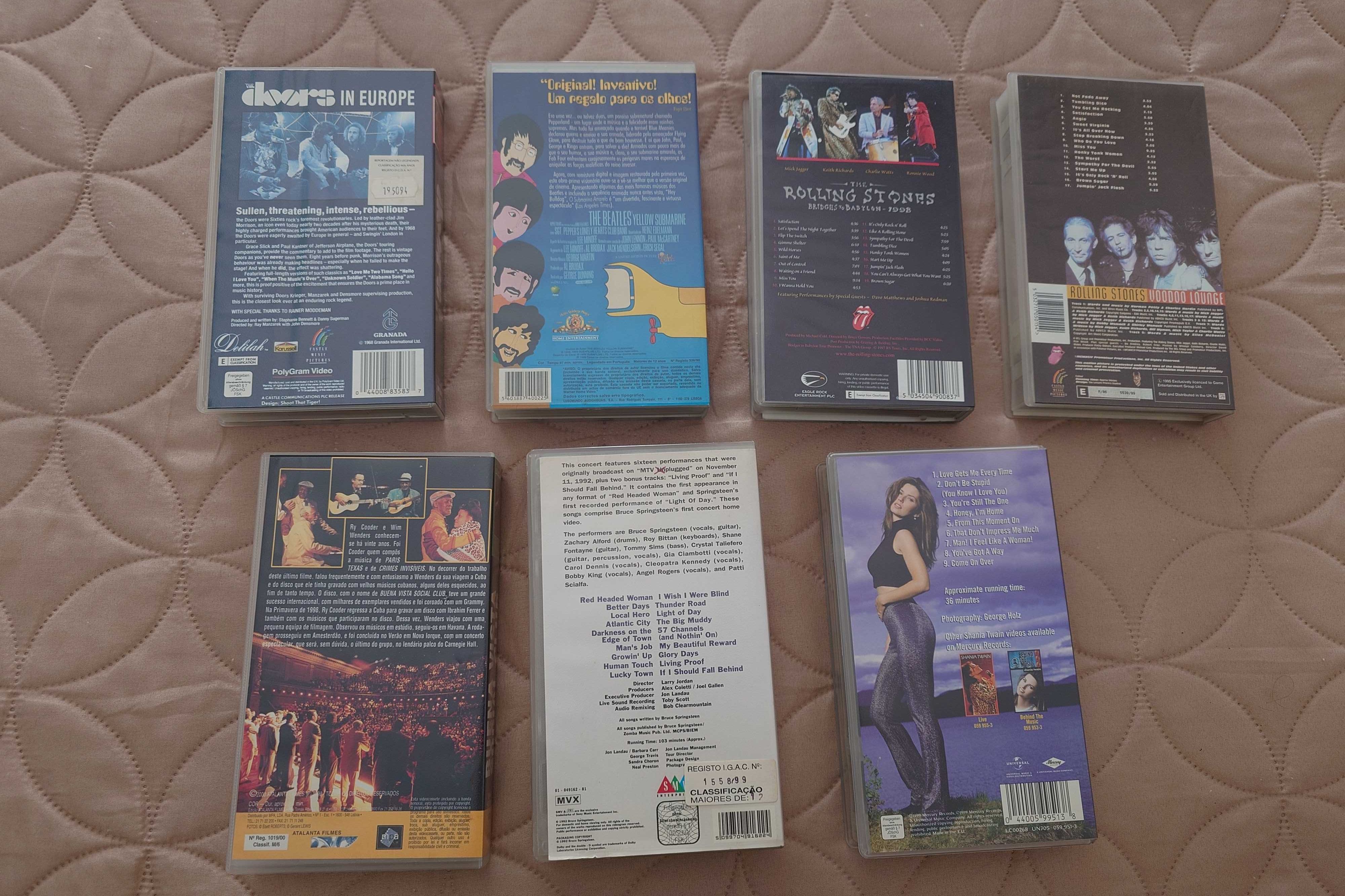 Vendo cassetes de música em VHS