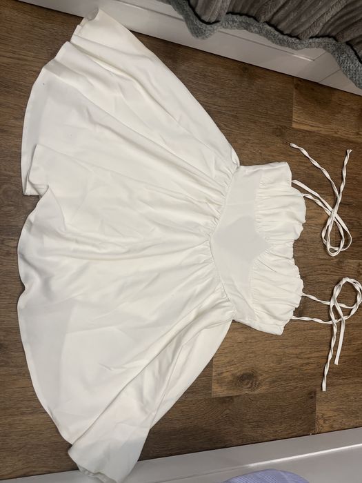 Сукня біла з брительками на завʼязках