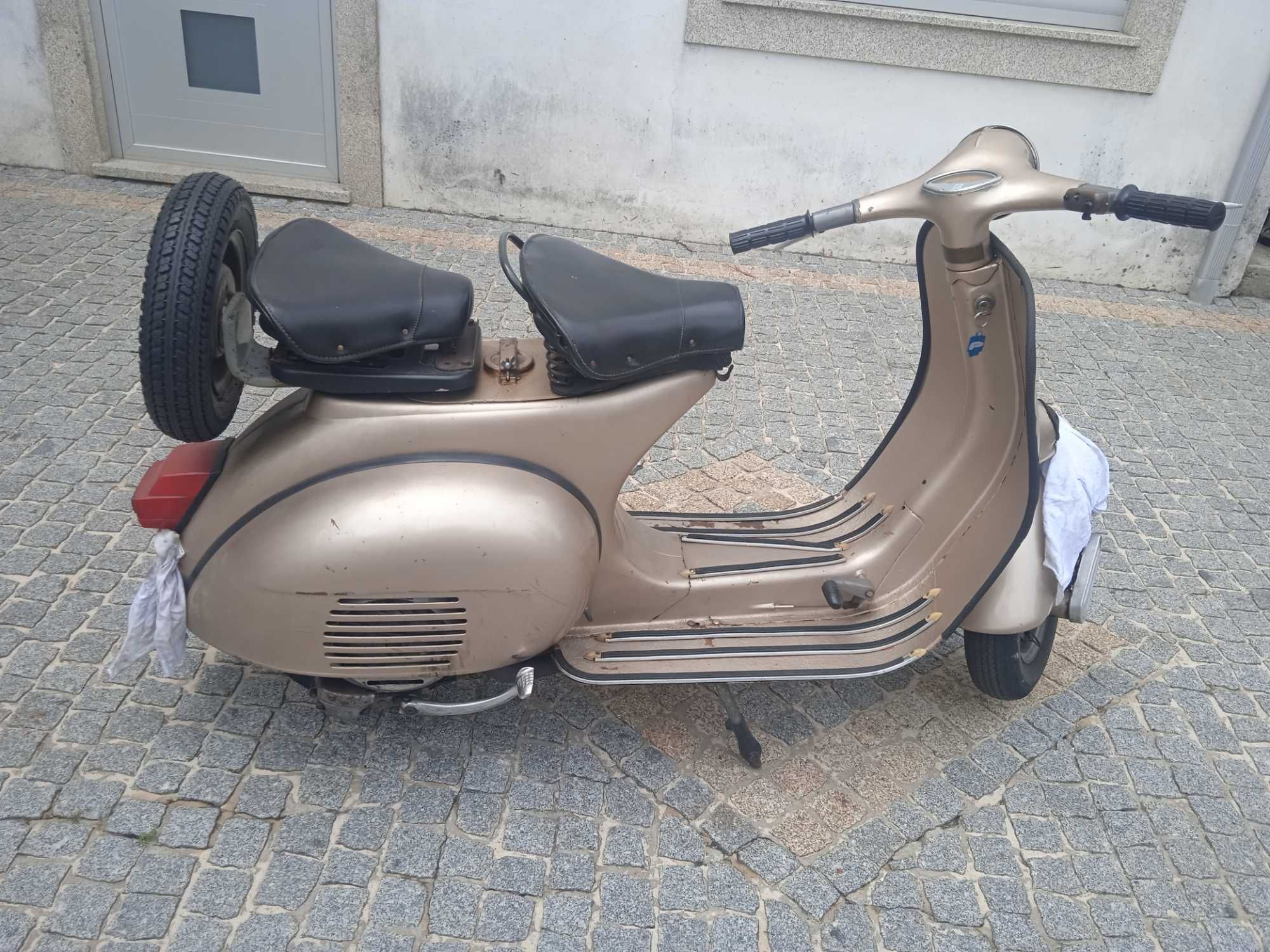 Mota antiga vespa de 1955