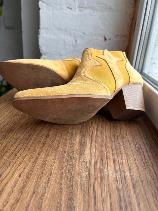 жіночі ковбойки,  чоботи з замші жовтого кольору.