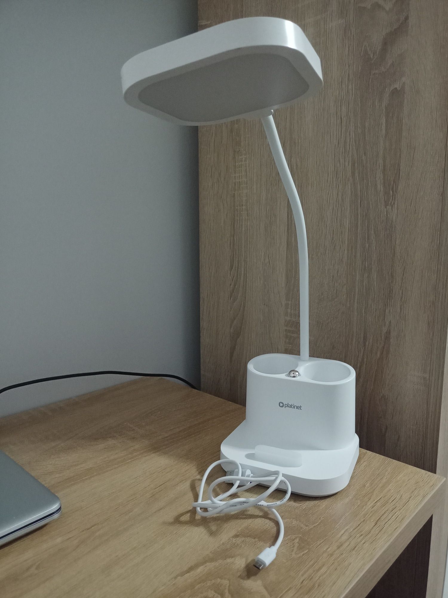 Biała lampka biurkowa na USB z organizerem na długopisy