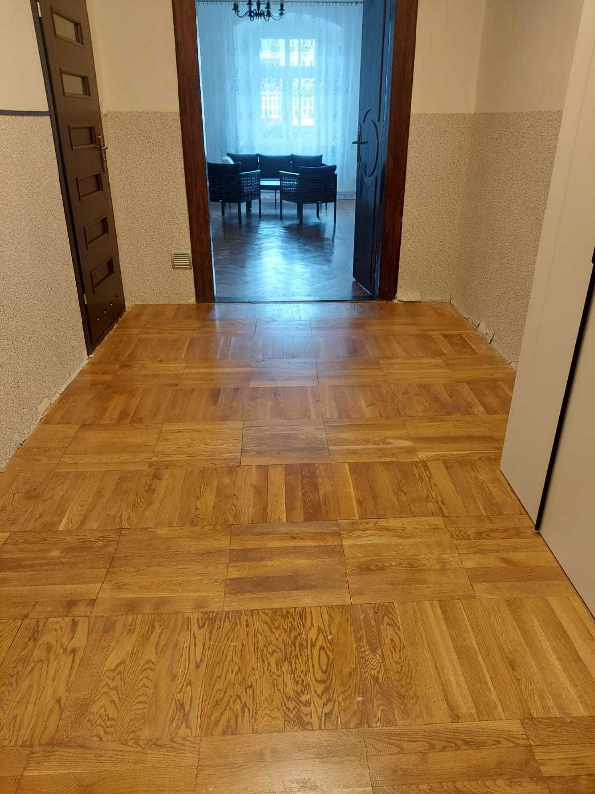 Stary parkiet z duszą historii – ok. 50 m² – tylko 1000 zł!