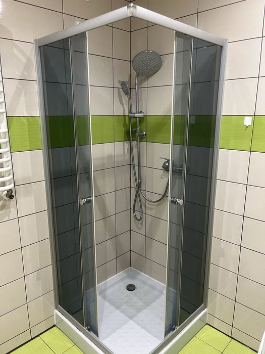 Kabina prysznicowa z brodzikiem narozna