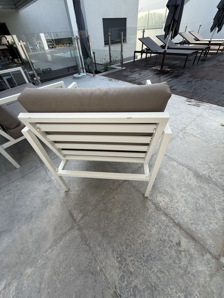 Conjunto de móveis de jardim com 1 sofá de 2 lugares e dois cafeirões