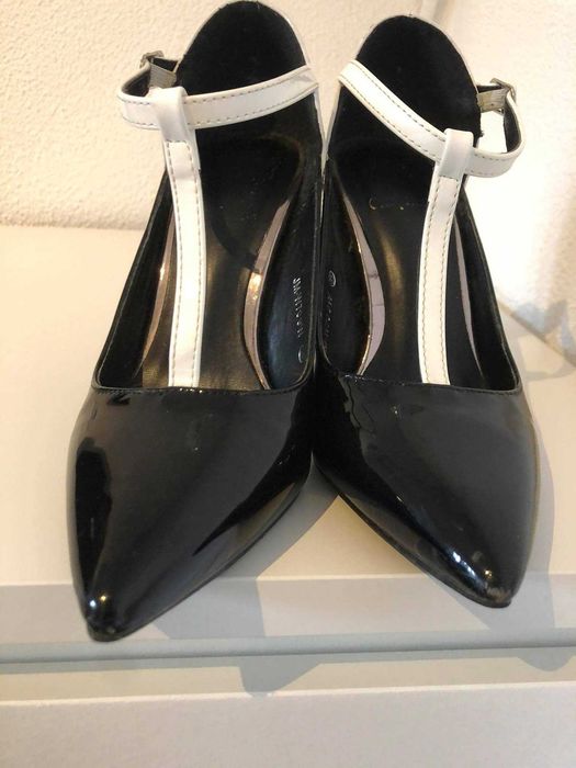 Sapato em verniz preto e branco