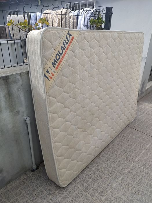 Estrado, cama com colchão, estado aceitável usado