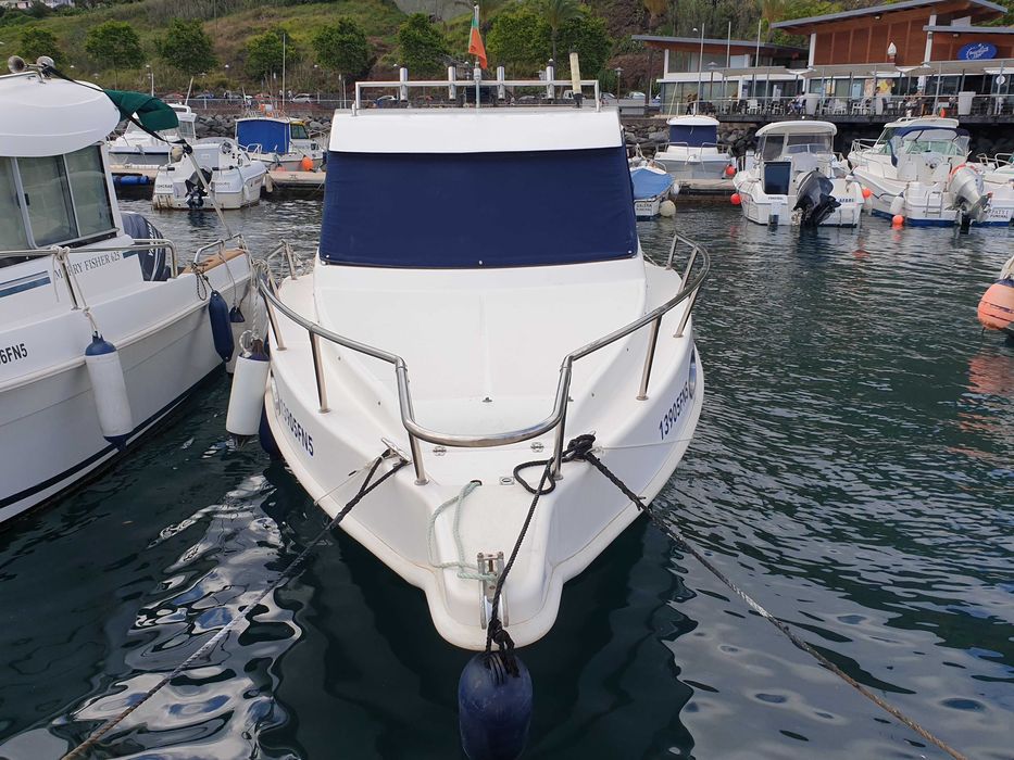 Lancha de cabine 6.48 com motor fora de borda Yamaha de 115 cv