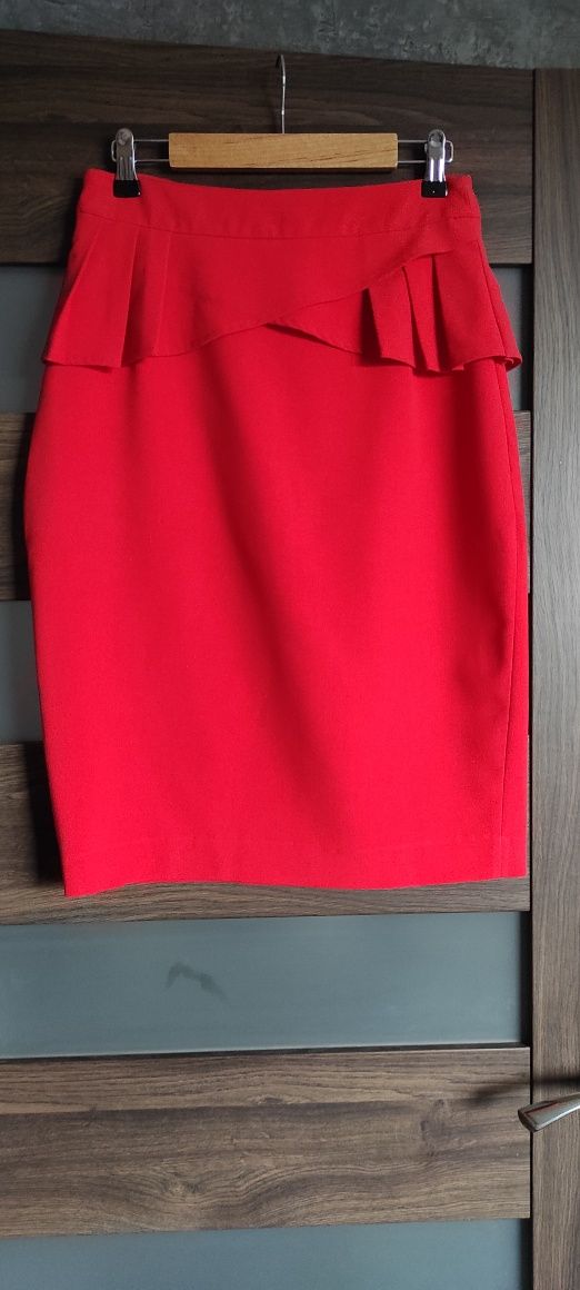 Spódnica czerwona ołówkowa z baskinką