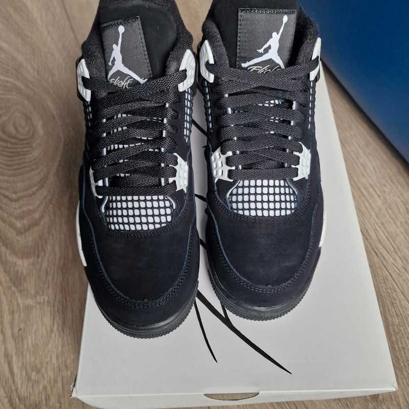 WhiteThunder/Buty_Jordan4_Retro Unisextrampki Rozmiar.43