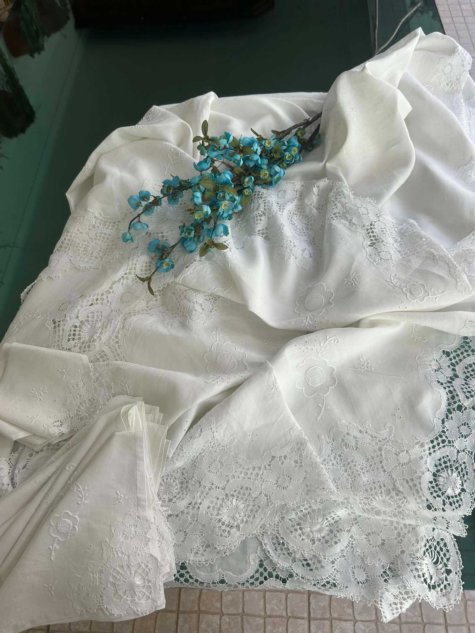 Toalha de mesa em puro linho, bordada com aplicação de renda de Bilros