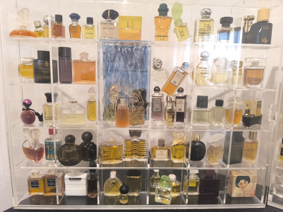 Gablotki z perfumami.