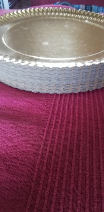 Pratos de bolo redondos..