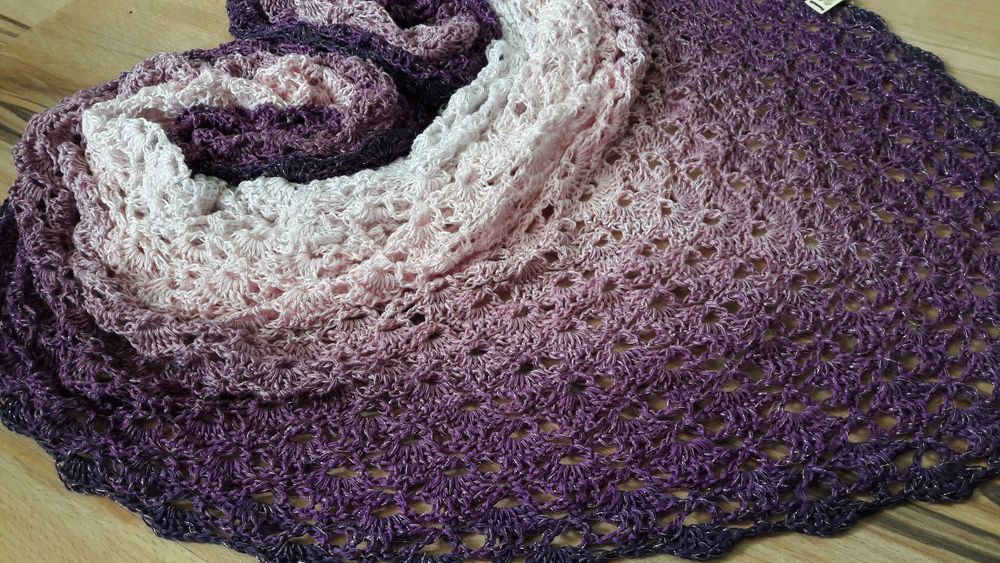 Chusta hand made szydełko ombre włóczka lilia fiolet biała złota nitka