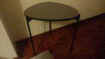 Mesa de apoio cinzenta