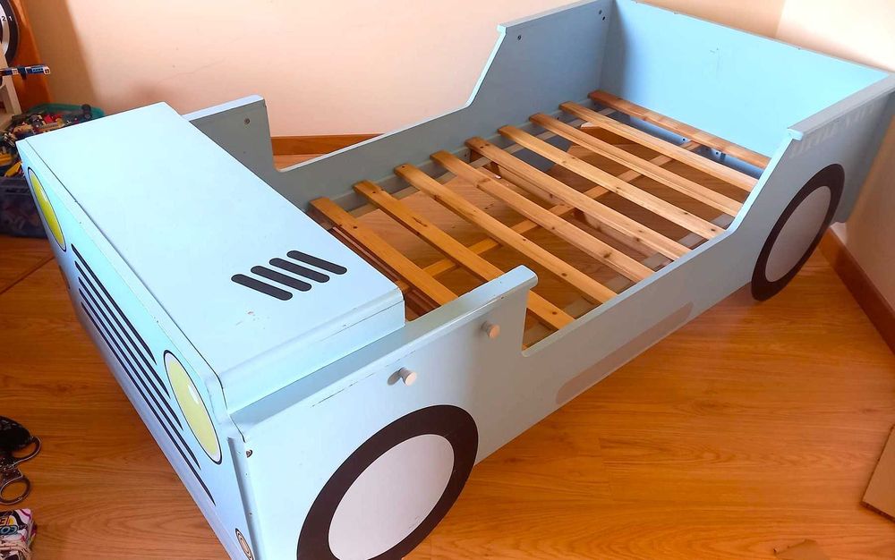 Cama carro para criança com colchão + comoda + mesa de cabeceira