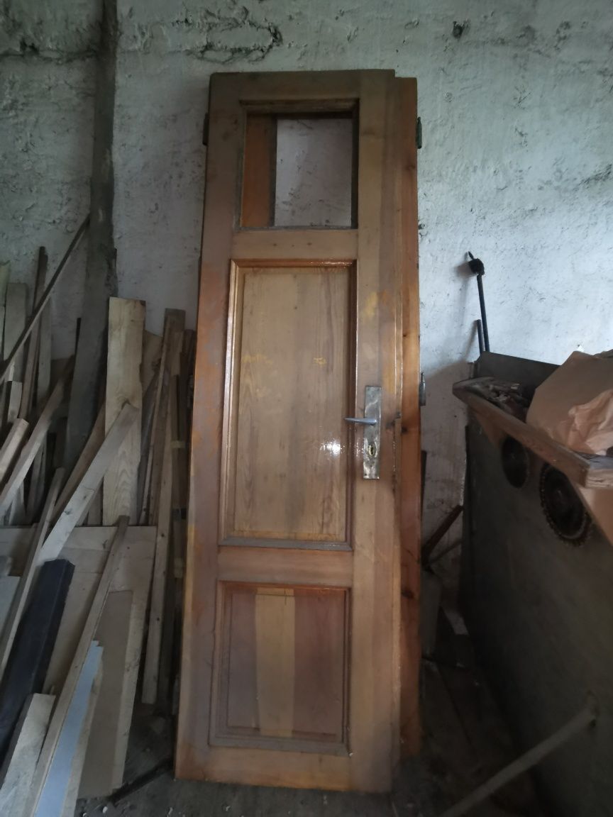 Wysokie, drewniane drzwi dwuskrzydłowe