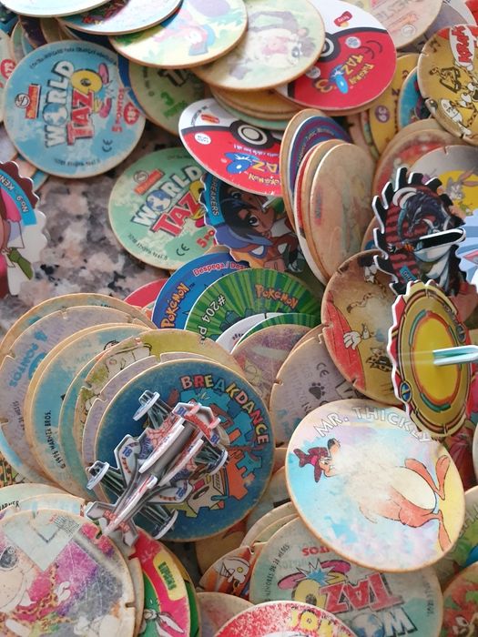 Vendo tazos, pokemon e beyblades antigos