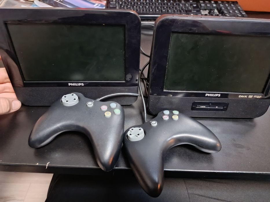 Zestaw przenośnych odtwarzaczy DVD  samochodowe