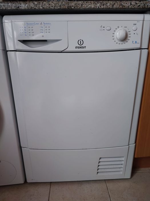 Máquina de Secar Roupa Indesit IDC 75 B 7kg